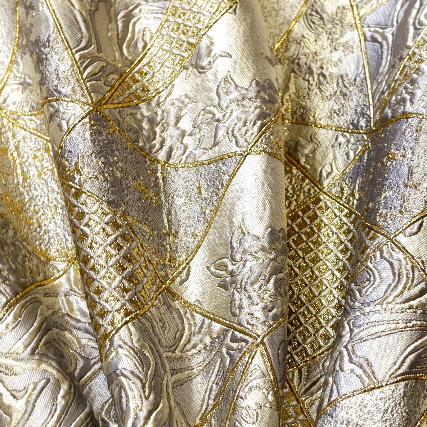 57.15315.008 Jacquard Trinity zilver-goud
