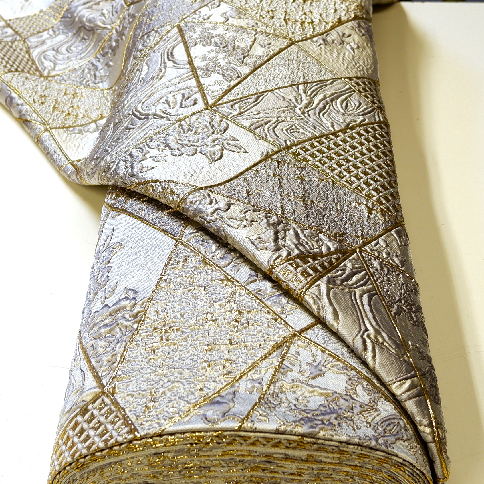 57.15315.008 Jacquard Trinity zilver-goud